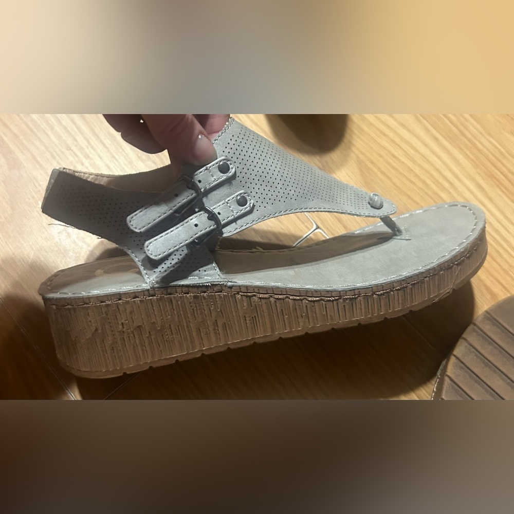 Ladies 8.5 blue Gray Perforated Women's thong wedge Sandals - Picture 7 of 7